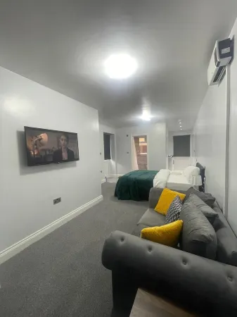 Studio flat in Romford, London with private entrance, kitchen and private toilet Отели рядом с достопримечательностью «Парк Лодж Фарм»