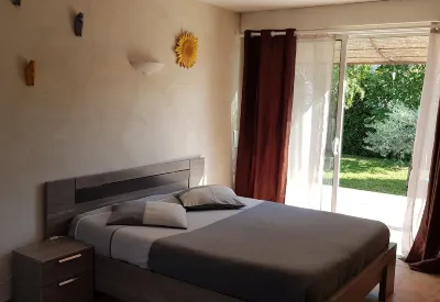 Self-catering studio at Villa Garlaban . 셍뽕 공원 주변 호텔