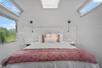 Luxury Airstream Palmera Unit 2 of 6, On-Site Hiking, Private Hot Tub and Sauna