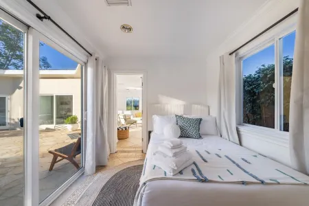 Wells Estate -10-Bdr Retreat with Outdoor Paradise Отели в г. Tarzana