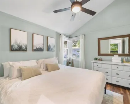 Cozy 3-bedroom chalet in charming Gilford with Hot Tub! Hotels in Gilford