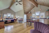 Upscale Apartment with Panoramic Views