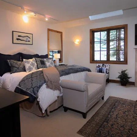 Walk to town! 4 bdrms all king beds. Great ski house w/ hot tub near Snyder Park