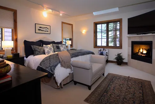 Walk to town! 4 bdrms all king beds. Great ski house w/ hot tub near Snyder Park