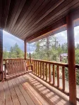 Three level cabin with Hot Tub