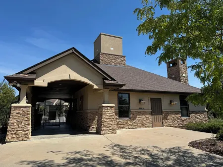 Modern 3 BR Family Retreat;10 min DIA; Pool