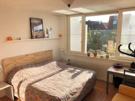 Tranquil city room with WiFi in charming Alkmaar Отели в г. Алкмар