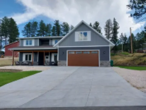 New spacious beautiful Home in enchanting Hill City!