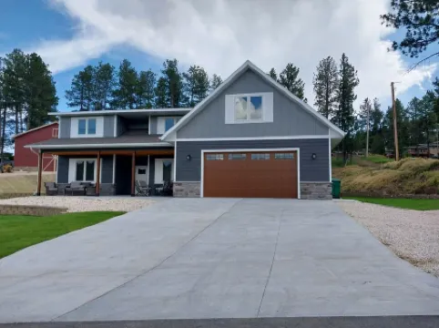 New spacious beautiful Home in enchanting Hill City!