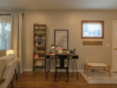 Charming 2-bedroom cottage with WiFi, AC in lovely Pella Hotels in Pella