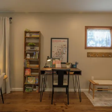 Charming 2-bedroom cottage with WiFi, AC in lovely Pella