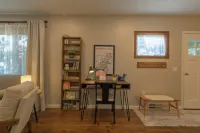 Charming 2-bedroom cottage with WiFi, AC in lovely Pella Hotels in Pella