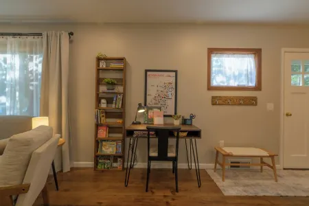 Charming 2-bedroom cottage with WiFi, AC in lovely Pella