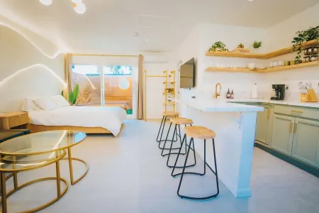 Modern & Elegant Studio Retreat Отели рядом с достопримечательностью «Библиотека Роленд Хай Скул»