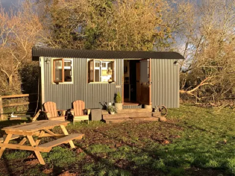 Luxury heated shepherd's hut in field location. Hotels in 