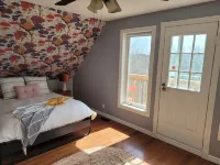 Prince Edward County Pond-Side Getaway! Family-friendly private oasis! - Boutique