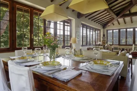 Stunning villa, Tuscan hills near Florence, private infinity pool, large hot tub Отели в г. Понтассьеве