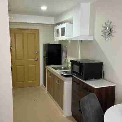 Cozy condo with AC and fitness room in lovely Dumaguete steps from the Ocean Others