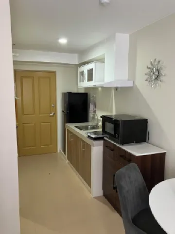 Cozy condo with AC and fitness room in lovely Dumaguete steps from the Ocean