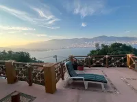 Resting villa overlooking Acapulco Bay