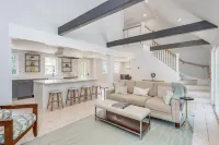 Fully Renovated on Cul-de-sac, Close to Mayflower Beach, EV Charger! Hotels in East Dennis