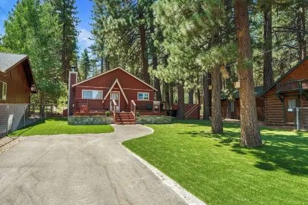 Blue Skies- Modern Cabin Near Slopes w Fireplace