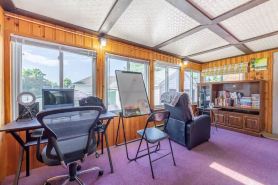 Safe Haven*Backyard*Sunroom*Free Parking* 5 minutes to Falls