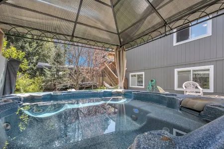 Adventure Haus Hayden Lake-Family Fun with Hottub! Отели в г. Хейден