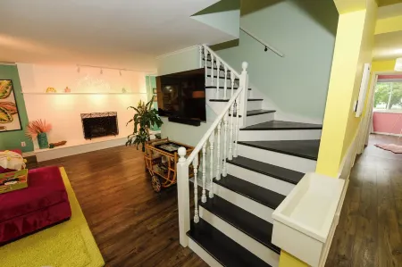 Colorful & Fun 3br/2ba GEM in East Tawas - Close to Sand, Shops, and Sunrises!