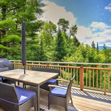 Pet-Friendly House w/ Deck - 10 Mi to Stowe Mtn!