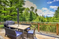Pet-Friendly House w/ Deck - 10 Mi to Stowe Mtn! - parking