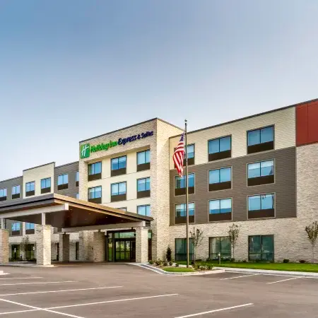 Holiday Inn Express & Suites MILWAUKEE – WEST ALLIS by IHG Отели рядом с достопримечательностью «Миллер Парк»