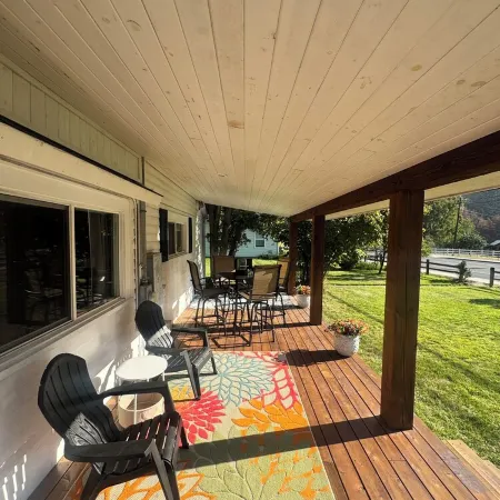 Farmhouse on Main - historic home in the heart of Riggins