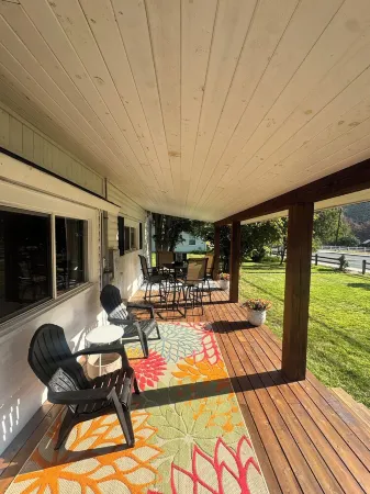 Farmhouse on Main - historic home in the heart of Riggins Отели в г. Риггинс