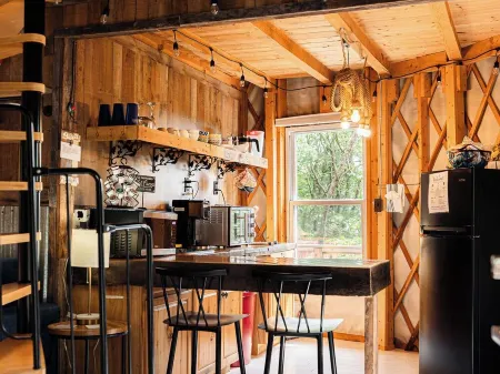 "Simply Serenity Yurt"- Unique Mountain Getaway w/ Hot Tub on Blue Ridge Parkway Отели в г. Пайпер Гэп