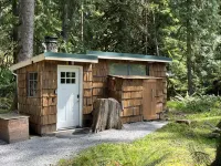 Cozy Studio Cabin, Nestled in the Trees, under a Mile to Mt. Rainier Entrance. 리틀 팁수 레이크 주변 호텔