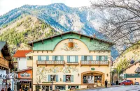 Wander in to Alpine, a basecamp for your adventure!! Hotels near Leavenworth Reindeer Farm