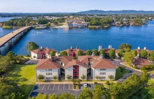 Lake Hamilton Penthouse! 2/2 Amazing Sunsets from your balcony or dock! Sleeps 6