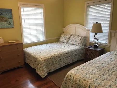 Beach House 2 blocks 2 fishing pier and Beach!!! Отели рядом с достопримечательностью «Парк Дирфилд Айленд»