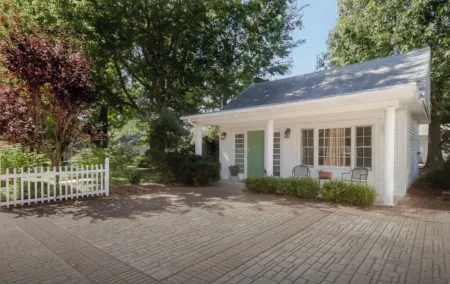 Dickey House, Carriage Suite Отели в г. Маршфилд