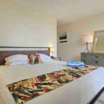 Remodeled in 2022, Diamond Head 2 Bedroom Oceanfront condo Rooms