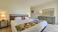 Remodeled in 2022, Diamond Head 2 Bedroom Oceanfront condo Hotels in Diamond Head