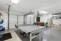 5 BR Luxury Beach Villa: Heated Pool & Games Room, Modern Design