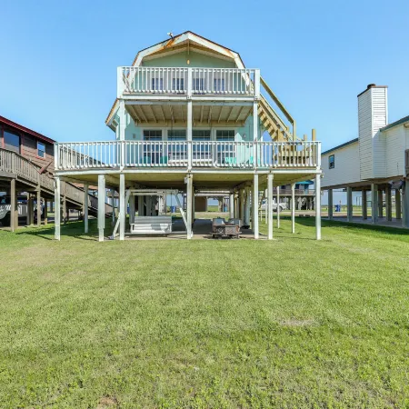 Ocean Access and BBQ Pit Surfside Beach Family Home