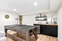 Luxury Estate Overlooking Water Elmwood Charter Township住宿飯店