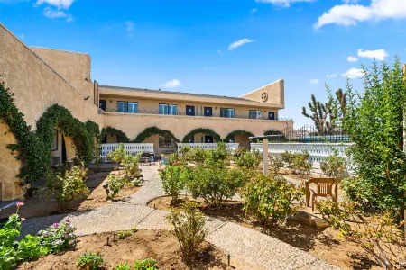 Americas Best Value Inn and Suites Yucca Valley Отели рядом с достопримечательностью «Юкка Вэлли Элементари Скул»