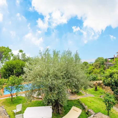 Villa with pool and panoramic surroundings