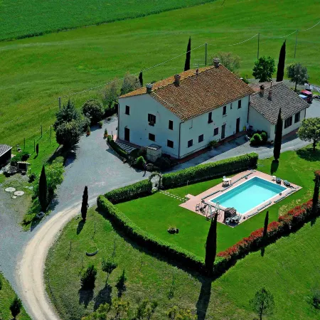 Peaceful Pienza Garden Escape