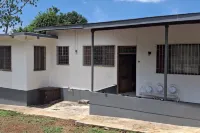 Healing 3-Bed Retreat - Sleeps 3 Hot Tub & Pool Hotels in Dumbarton