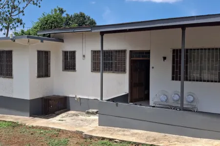 Healing 3-Bed Retreat - Sleeps 3 Hot Tub & Pool Отели в г. Дамбартон